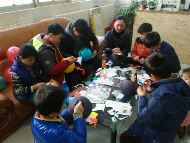 Vào ngày Rằm tháng Giêng năm 2016, đoán đèn lồng đố, làm đèn hoa