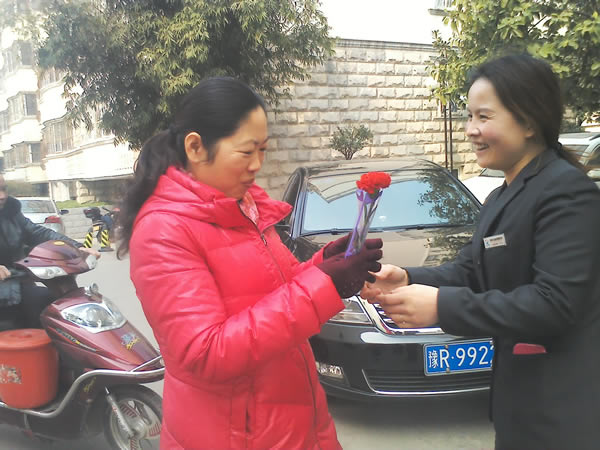 Hoạt động tặng hoa nhân dịp Ngày của Mẹ tháng 3 năm 2015